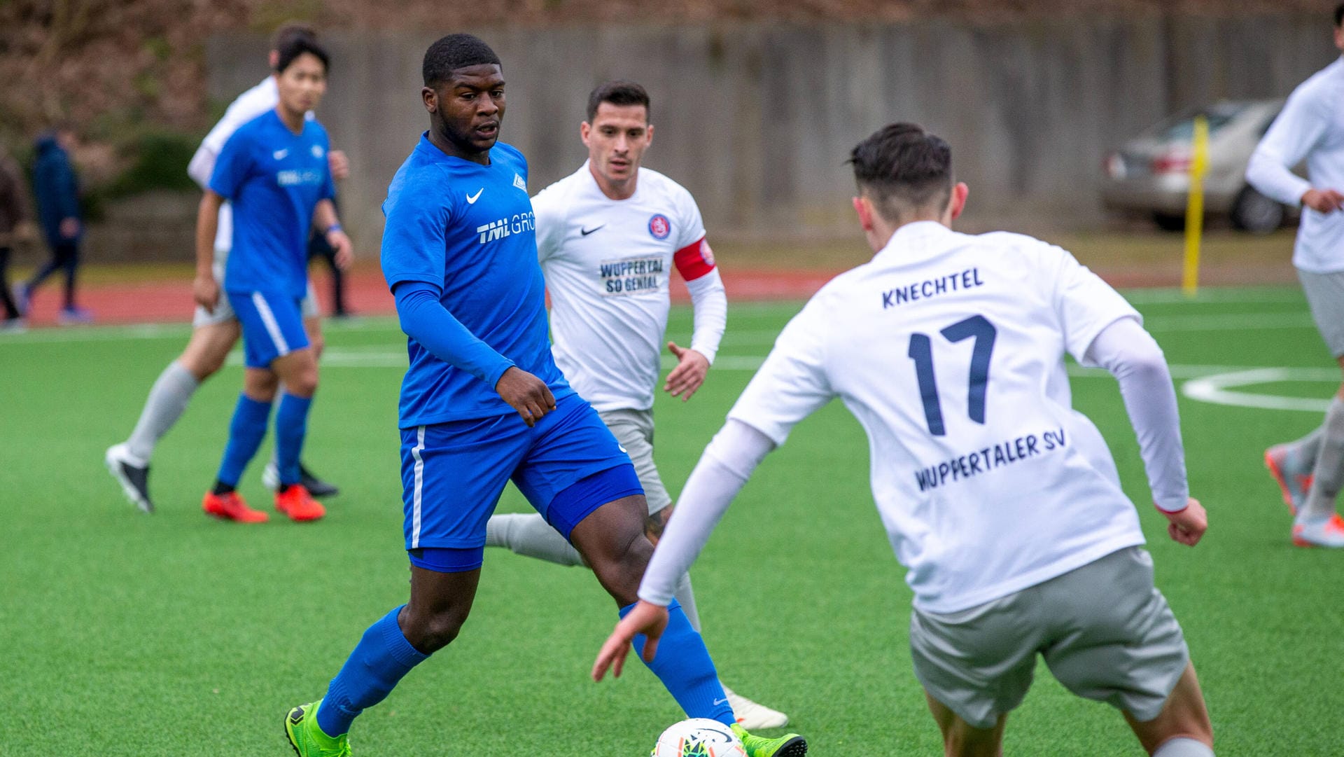 Der Wuppertaler SV beim Spiel gegen die Sportfreunde Baumberg im Februar: Im Stadion am Zoo ist Corona bedingt lange kein Fußball mehr gespielt worden. Nun gibt es noch Verwirrung um den Status der Gemeinnützigkeit des Vereins.