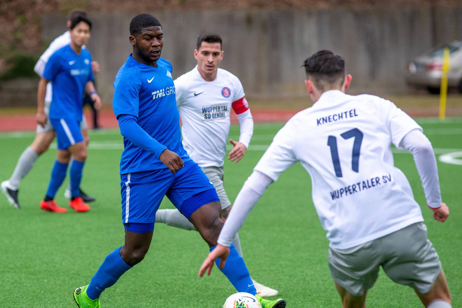 Der Wuppertaler SV beim Spiel gegen die Sportfreunde Baumberg im Februar: Im Stadion am Zoo ist Corona bedingt lange kein Fußball mehr gespielt worden. Nun gibt es noch Verwirrung um den Status der Gemeinnützigkeit des Vereins.