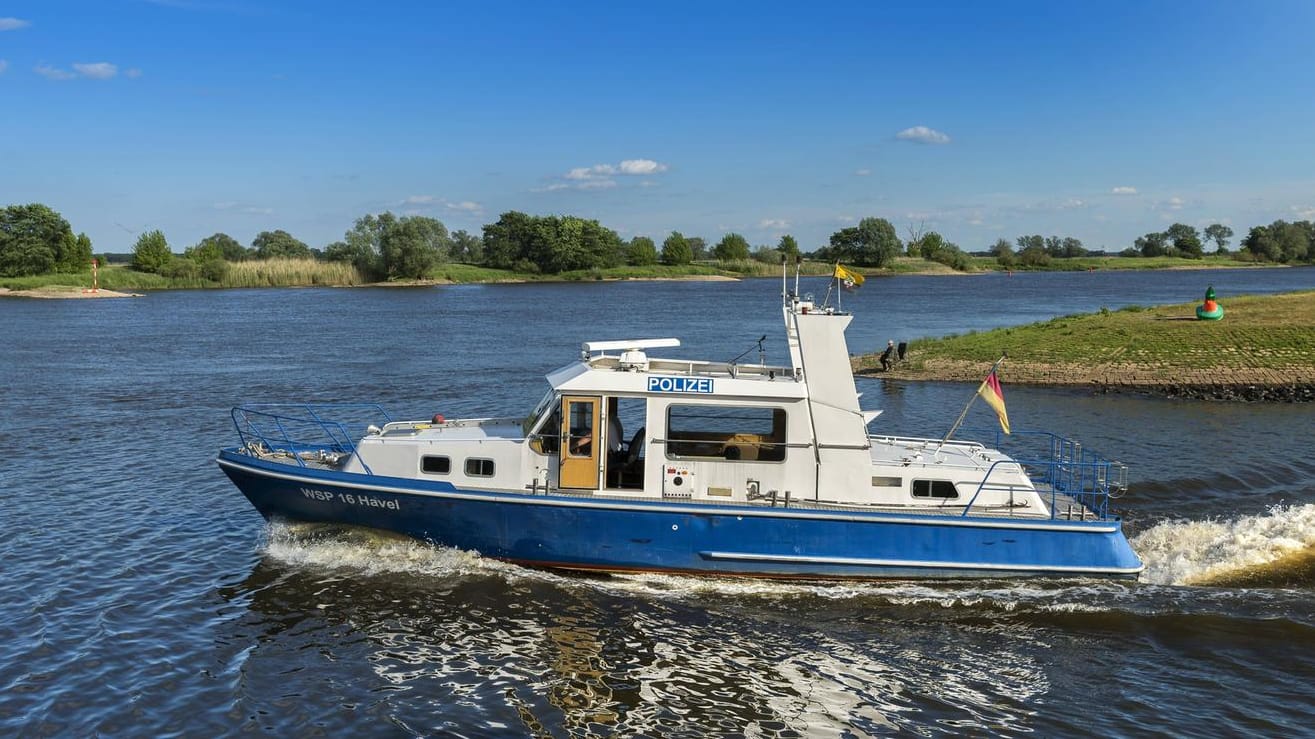 Wasserschutzpolizei auf der Elbe (Symbolbild): Beamte hielten das Schlauchboot der Männer an. Wasserschutzpolizei auf der Elbe (Symbolbild): Beamte hielten das Schlauchboot der Männer an.