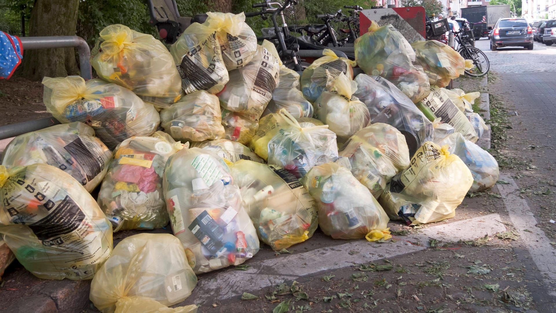 Immer mehr Plastikmüll: In den Gelben Säcken werden Verpackungen aus Kunststoff, Weißblech und Aluminium gesammelt.