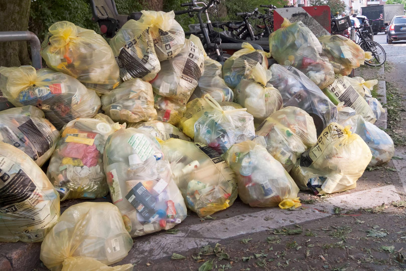 Immer mehr Plastikmüll: In den Gelben Säcken werden Verpackungen aus Kunststoff, Weißblech und Aluminium gesammelt.