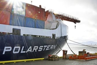 Das deutsche Eisbrecher- und Forschungsschiff "Polarstern" in einem Hafen in Norwegen.