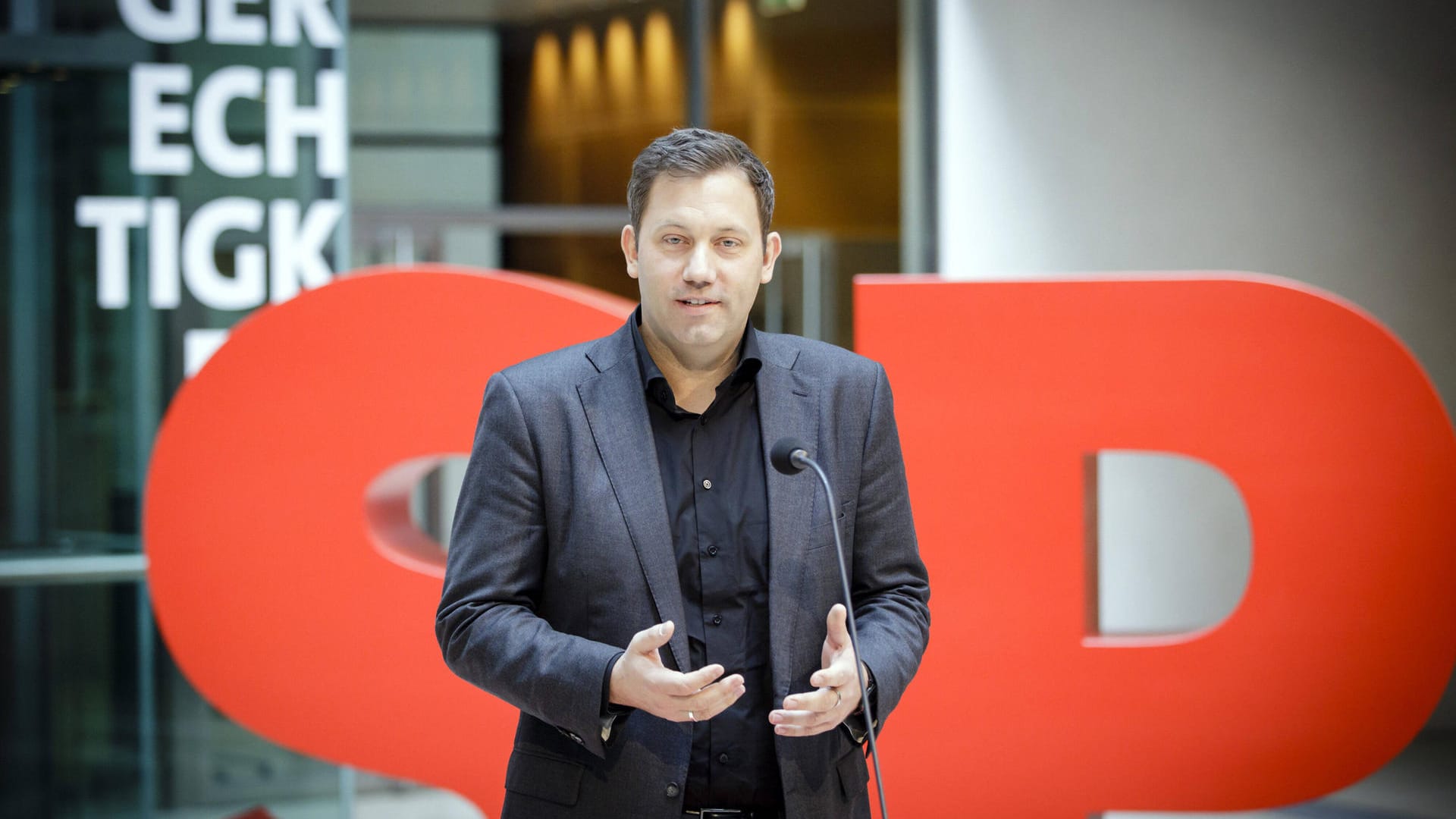 Generalsekretär Lars Klingbeil: Er ist der Mann, der die unerfahrenen Vorsitzenden in den ersten Monaten über das raue Pflaster des politischen Berlins lotste.