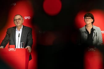 Co-Parteivorsitzende der SPD Norbert Walter-Borjans und Saskia Esken: Immerhin ein Prozentpunkt vor den Grünen.