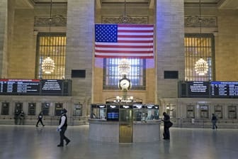 Der zur Hauptverkehrszeit fast menschenleere Grand Central Terminal in New York.