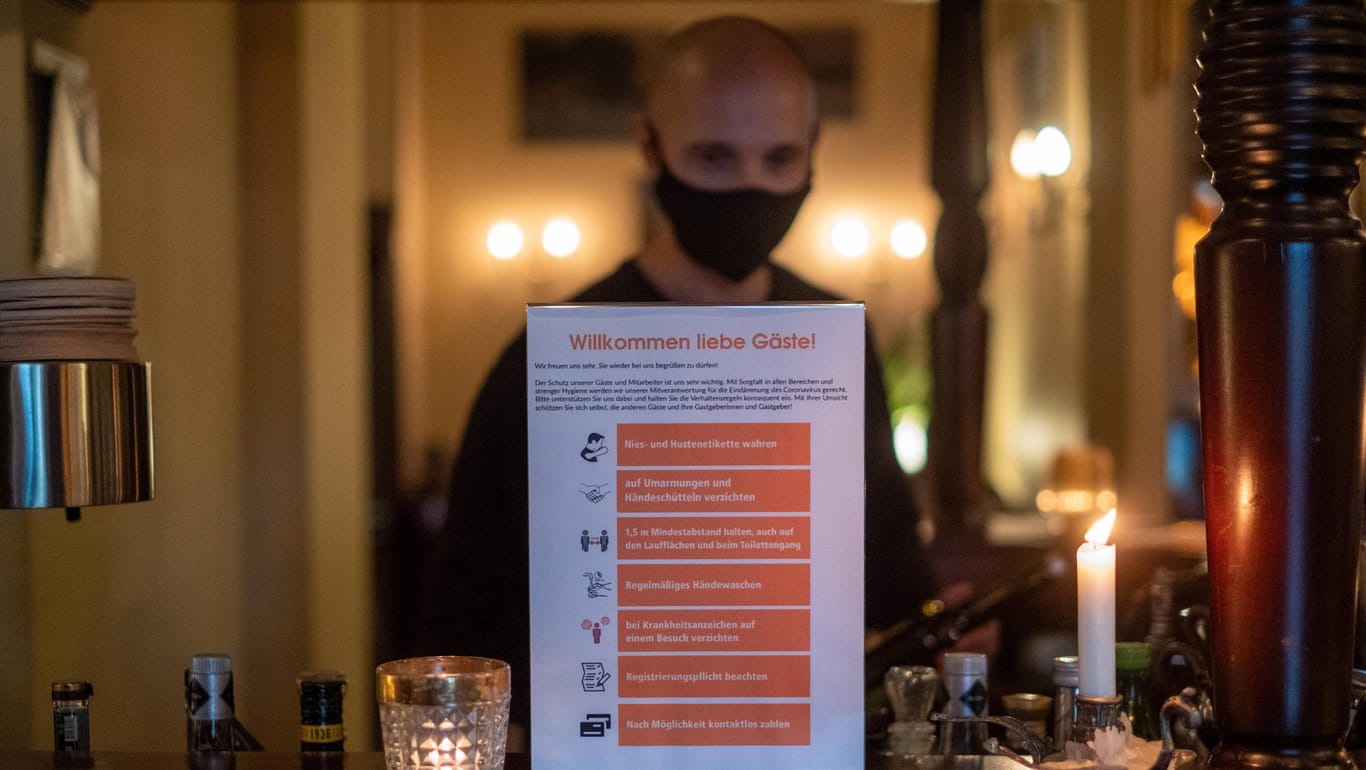 Ein Schild weist in einer Bar in Berlin auf die Einhaltung der Hygienevorschriften hin: Die Gäste müssen sich auch bei den verlängerten Öffnungszeiten an die Corona-Regeln halten.