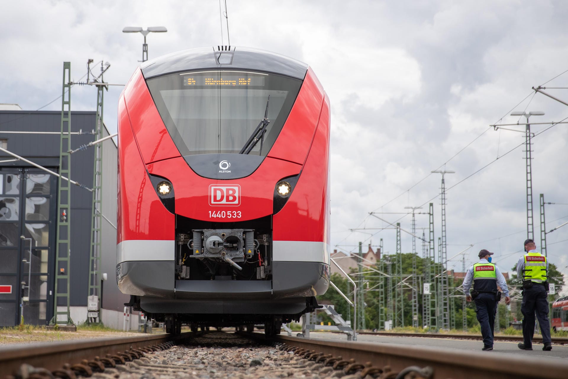 Neue S-Bahnen für Nürnberg: Während eines Pressetermins wurden sie auf dem Gelände des DB Regio Werks gezeigt. Neue S-Bahnen für Nürnberg: Während eines Pressetermins wurden sie auf dem Gelände des DB Regio Werks gezeigt.