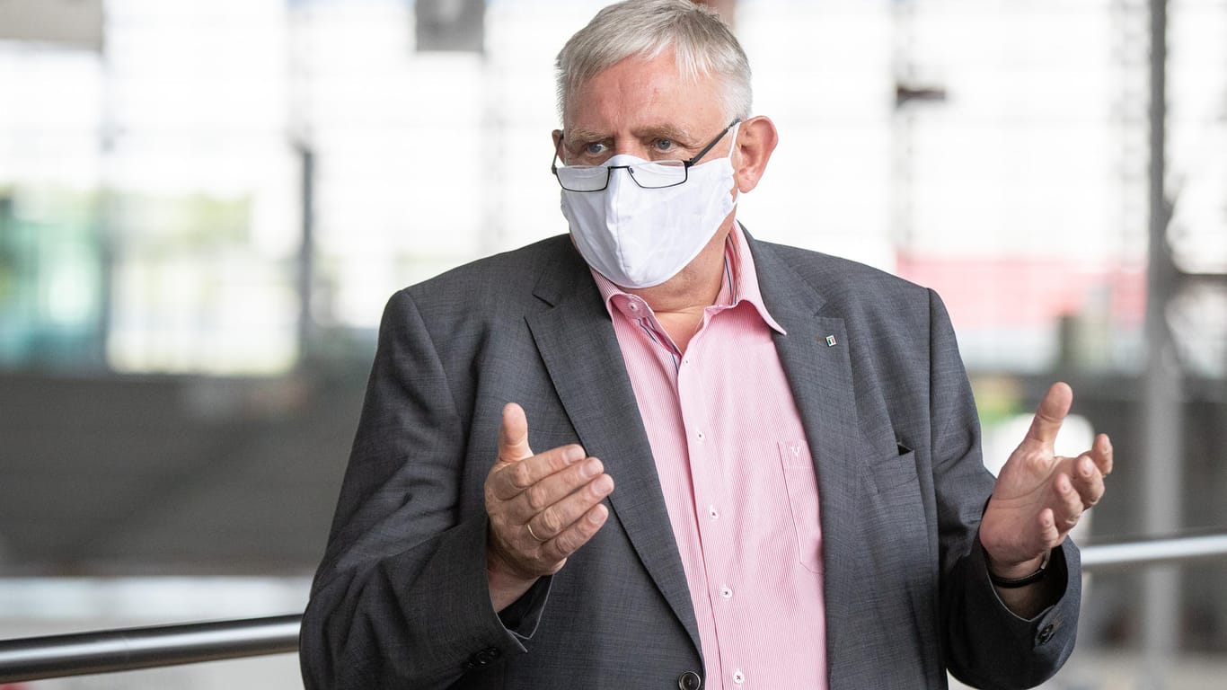 Sozial. und Gesundheitsminister Karl-Josef Laumann (CDU): „Das ist einer schweren Situation einer der Fortschritte, die unser Land braucht", sagte er Anfang April zum Vertragsabschluss für die Bastel-Masken. Inzwischen löst das Land Unmut damit aus, wenn es sie verschenkt.