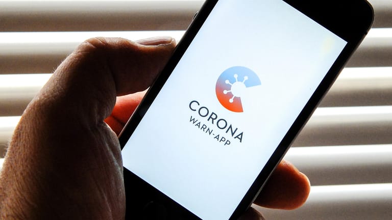 Der vom Presse- und Informationsamt der Bundesregierung herausgegebene Startschirm einer Corona Warn-App auf dem Bildschirm eines iPhone SE.