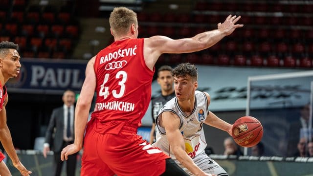 Bayern-Spieler Leon Radosevic (M) versperrt Aleksa Kovacevic von den Merlins Crailsheim den Weg. Bayern-Spieler Leon Radosevic (M) versperrt Aleksa Kovacevic von den Merlins Crailsheim den Weg.