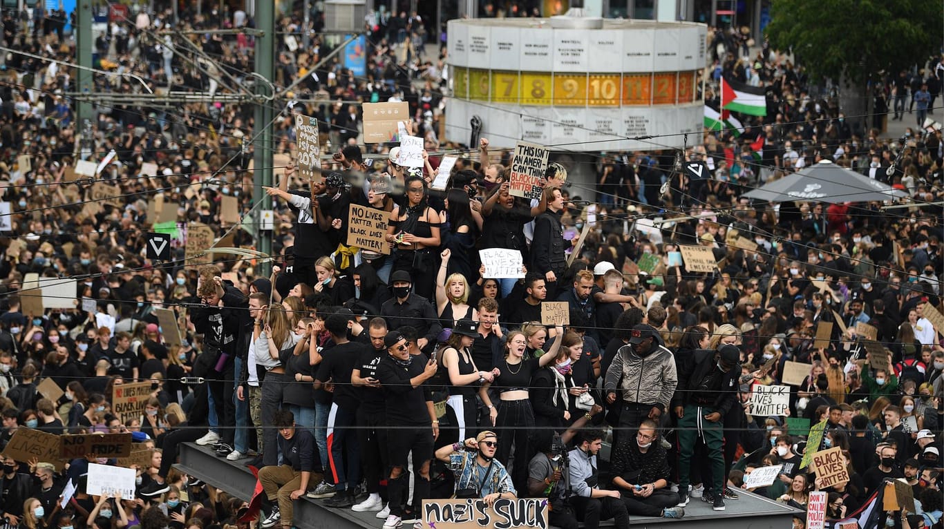Der Protest auf dem Alexanderplatz gegen Rassismus und Polizeigewalt.