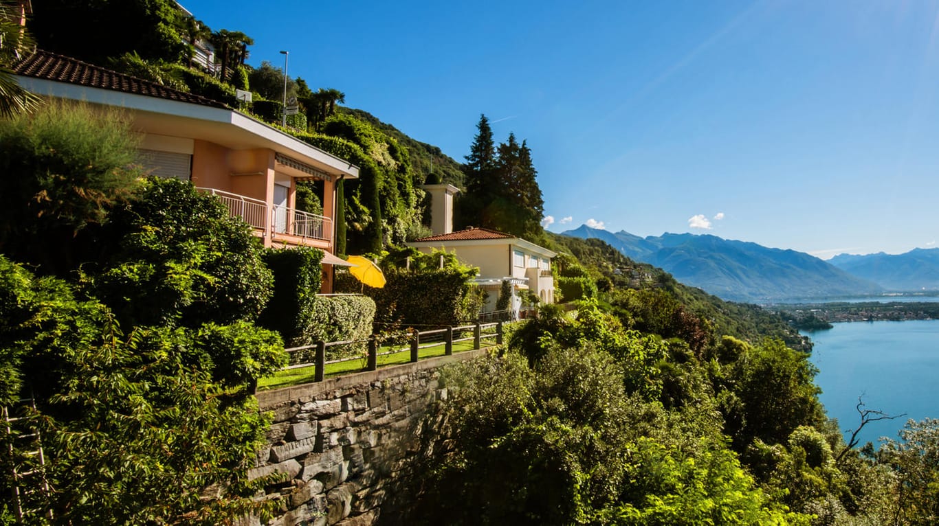 Ferienhaus in der Schweiz: Wer einen Sommerurlaub in einer Unterkunft in der Schweiz verbringen möchte, muss vergleichsweise tief in die Tasche greifen.