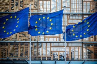 Flaggen der Europäischen Union: Die EU-Kommission fordert von den Sozialen Netzwerken mehr Engagement im Kampf gegen Fake News zur Pandemie (Symbolbild).