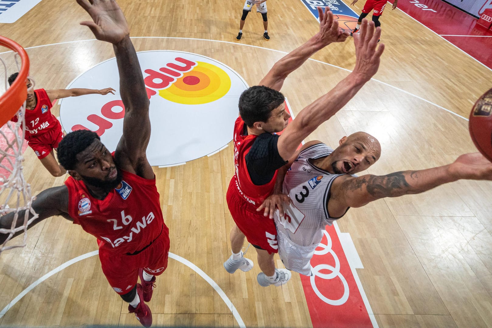 Crailsheim-Akteur: Maurice Stuckey (r.) kritisierte, dass der Einsatz des Tracing Chip von der BBL zu spät kommuniziert worden sei.