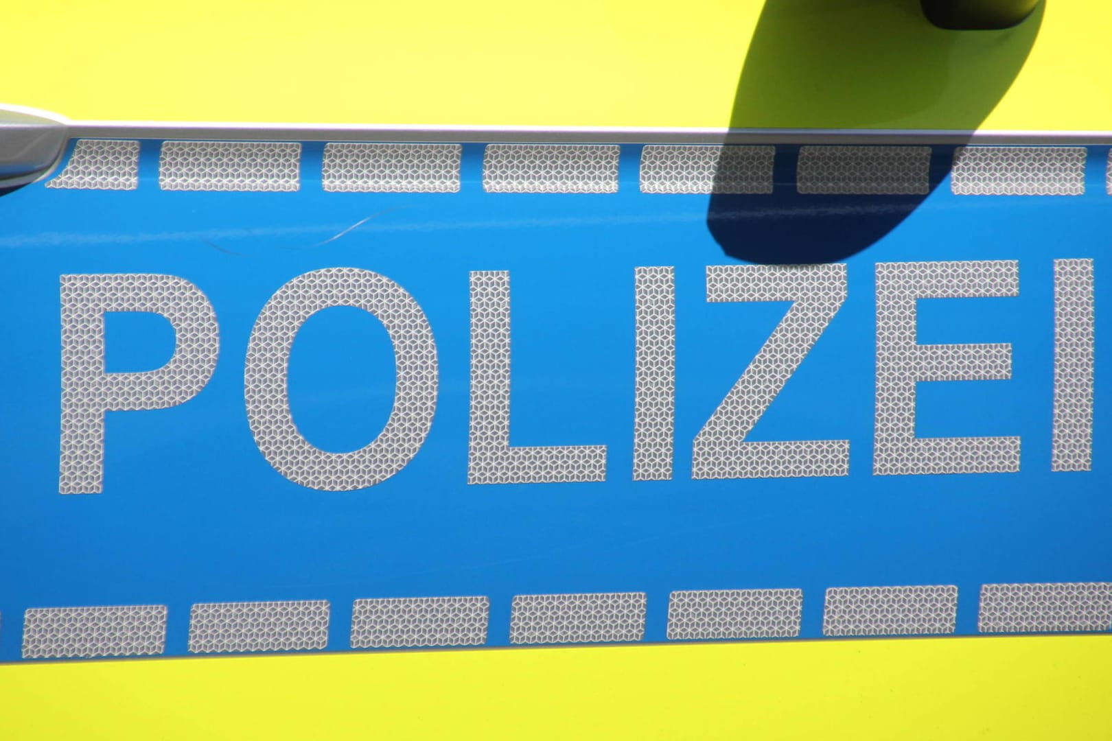 Polizeiauto: Auf das neue Polizeihauptrevier in Greifswald wurde ein mutmaßlicher Brandanschlag verübt (Symbolbild).