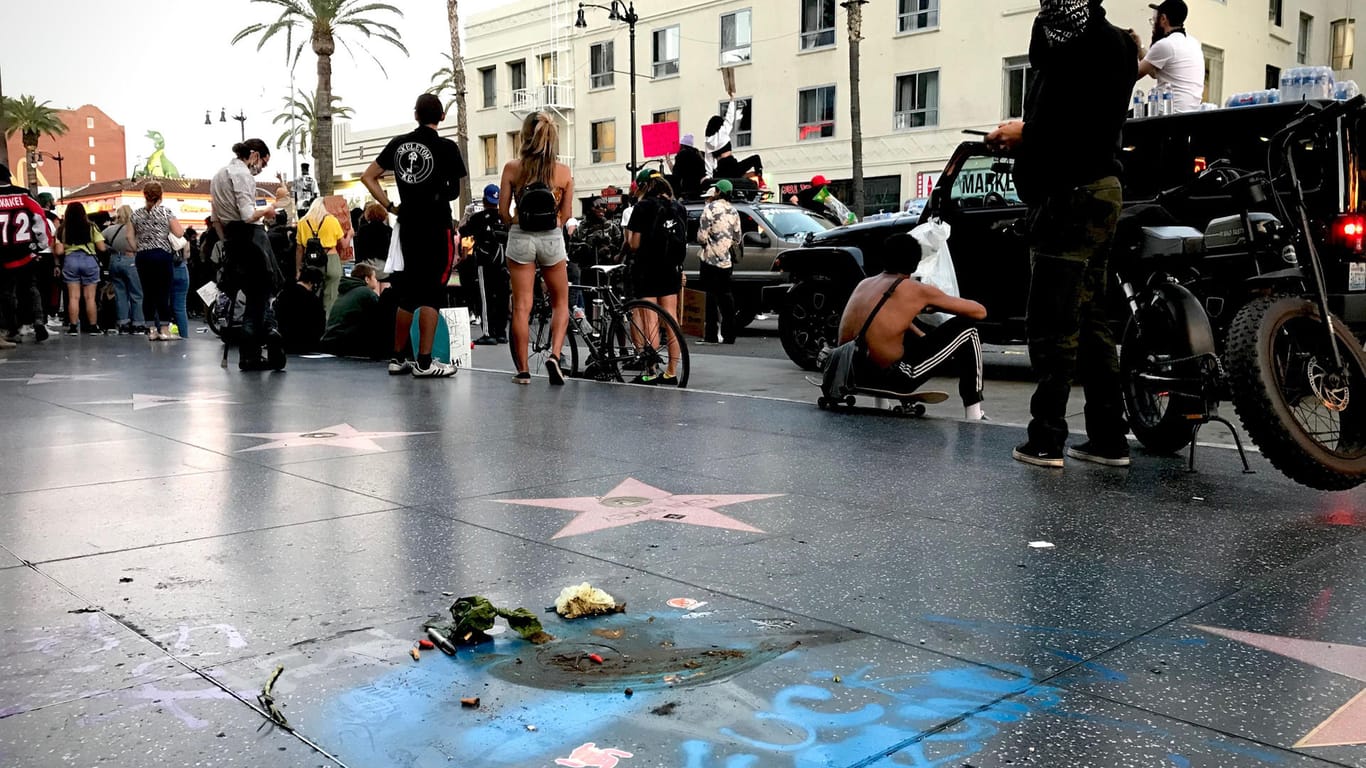 Los Angeles: Der Stern von US-Präsident Trump auf dem berühmten "Walk of Fame" in Hollywood ist bei Protesten nach dem Tod des Afroamerikaners George Floyd schwarz übersprüht worden.