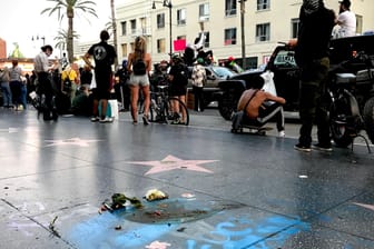 Los Angeles: Der Stern von US-Präsident Trump auf dem berühmten "Walk of Fame" in Hollywood ist bei Protesten nach dem Tod des Afroamerikaners George Floyd schwarz übersprüht worden.