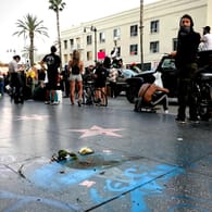Los Angeles: Der Stern von US-Präsident Trump auf dem berühmten "Walk of Fame" in Hollywood ist bei Protesten nach dem Tod des Afroamerikaners George Floyd schwarz übersprüht worden.