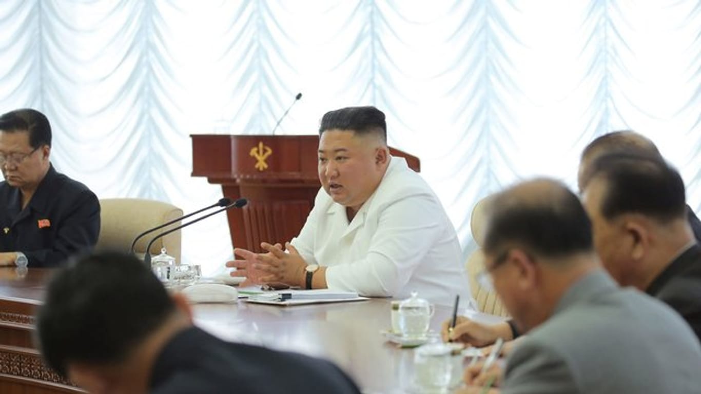 Nordkoreas Machthaber Kim Jong Un während einer Sitzung.