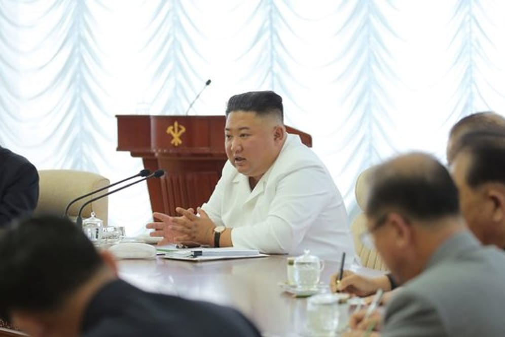 Nordkoreas Machthaber Kim Jong Un während einer Sitzung.
