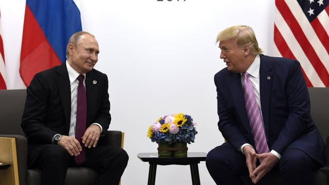 US-Präsident Donald Trump (r) und Russlands Präsident Wladimir Putin. US-Präsident Donald Trump (r) und Russlands Präsident Wladimir Putin.
