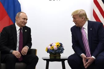 US-Präsident Donald Trump (r) und Russlands Präsident Wladimir Putin.
