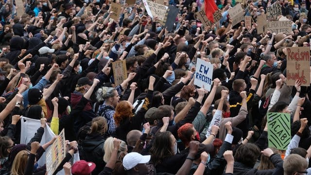 Kaum Abstand bei Teilnehmern einer Demo gegen Rassismus in Leipzig. Kaum Abstand bei Teilnehmern einer Demo gegen Rassismus in Leipzig.