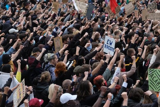 Kaum Abstand bei Teilnehmern einer Demo gegen Rassismus in Leipzig.