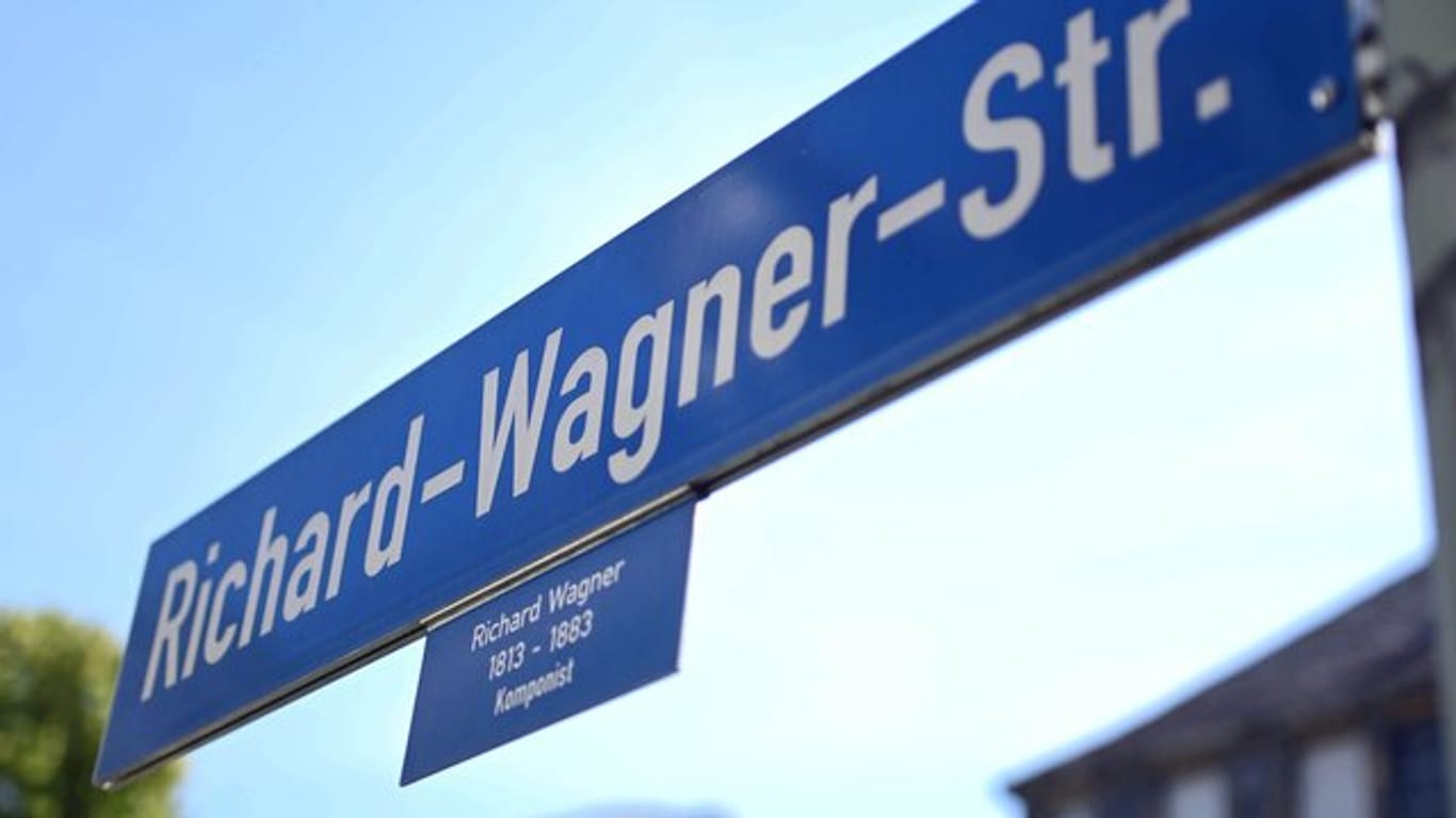 Ein Straßenschild mit dem Namen "Richard-Wagner Str.": Der deutsche Musiker ist beliebt und umstritten.