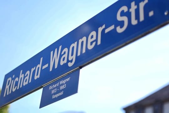 Ein Straßenschild mit dem Namen "Richard-Wagner Str.": Der deutsche Musiker ist beliebt und umstritten.