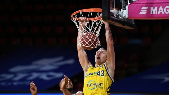 Im ersten Spiel des BBL-Turnier konnten sich die Berliner um Luke Sikma knapp gegen Frankfurt durchsetzen.