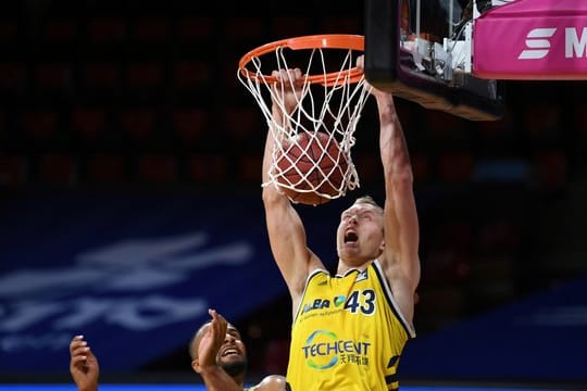 Im ersten Spiel des BBL-Turnier konnten sich die Berliner um Luke Sikma knapp gegen Frankfurt durchsetzen.