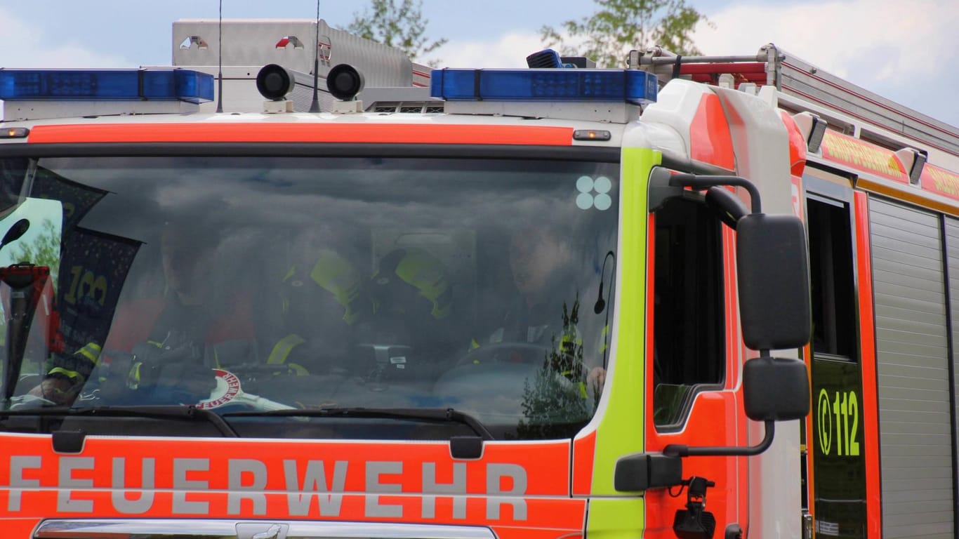 Ein Einsatzwagen der Feuerwehr (Symbolbild): Bei einem Einsatz in Köln wurden Feuerwehrleute durch Falschparker massiv gestört.