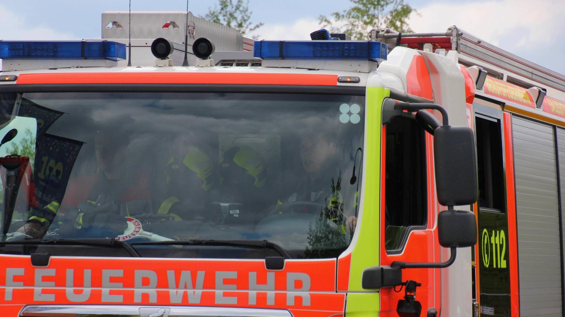 Ein Einsatzwagen der Feuerwehr (Symbolbild): Bei einem Einsatz in Köln wurden Feuerwehrleute durch Falschparker massiv gestört. Ein Einsatzwagen der Feuerwehr (Symbolbild): Bei einem Einsatz in Köln wurden Feuerwehrleute durch Falschparker massiv gestört.