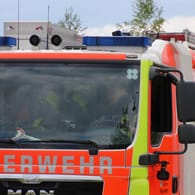 Ein Einsatzwagen der Feuerwehr (Symbolbild): Bei einem Einsatz in Köln wurden Feuerwehrleute durch Falschparker massiv gestört.