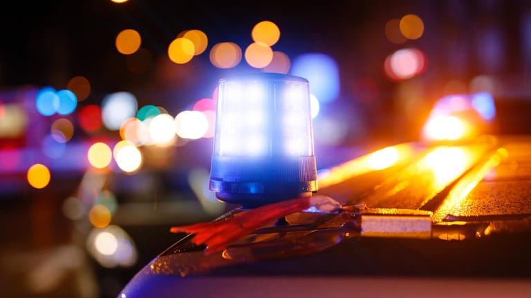 Das Blaulicht auf einem Polizeiwagen leuchtet (Symbolbild): In Essen ist ein toter Mann mitten auf einer Fahrbahn der Twentmannstraße entdeckt worden.