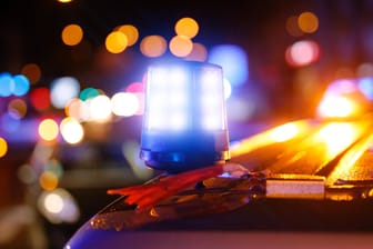 Das Blaulicht auf einem Polizeiwagen leuchtet (Symbolbild): In Essen ist ein toter Mann mitten auf einer Fahrbahn der Twentmannstraße entdeckt worden.