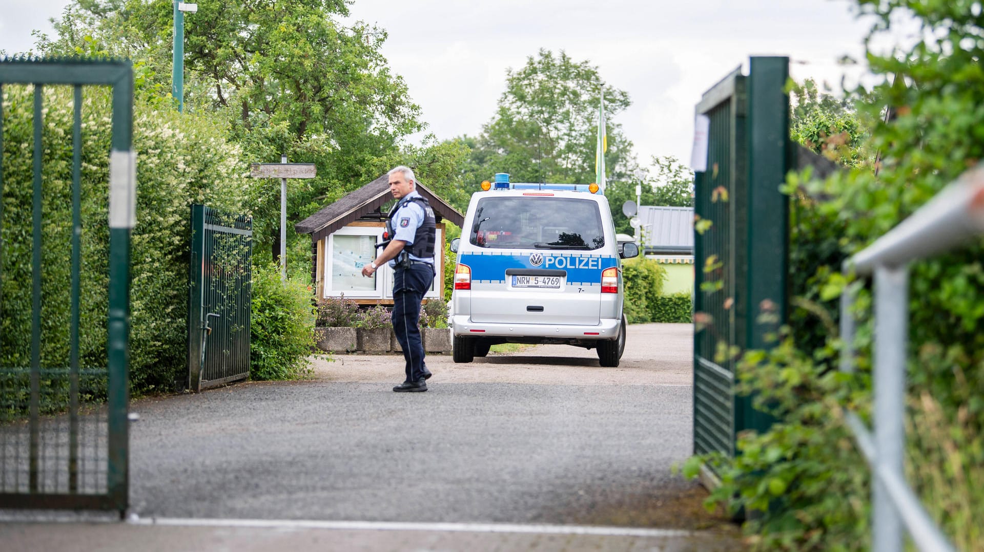 Ein Polizeiwagen fährt auf die Kleingartenanlage in Münster: Dort sollen Ende April vier Männer zwei Jungen missbraucht haben.