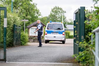 Ein Polizeiwagen fährt auf die Kleingartenanlage in Münster: Dort sollen Ende April vier Männer zwei Jungen missbraucht haben.