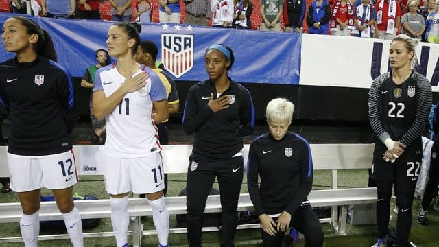 Kapitän Megan Rapinoe hatte im Jahr 2016 während der Hymne bei zwei Länderspielen gekniet. Kapitän Megan Rapinoe hatte im Jahr 2016 während der Hymne bei zwei Länderspielen gekniet.