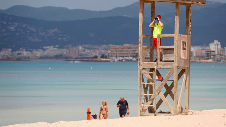 Strand von El Arenal: Nach dem Abflauen der Corona-Krise sollen deutsche Touristen als erste ausländische Urlauber wieder nach Spanien einreisen dürfen.