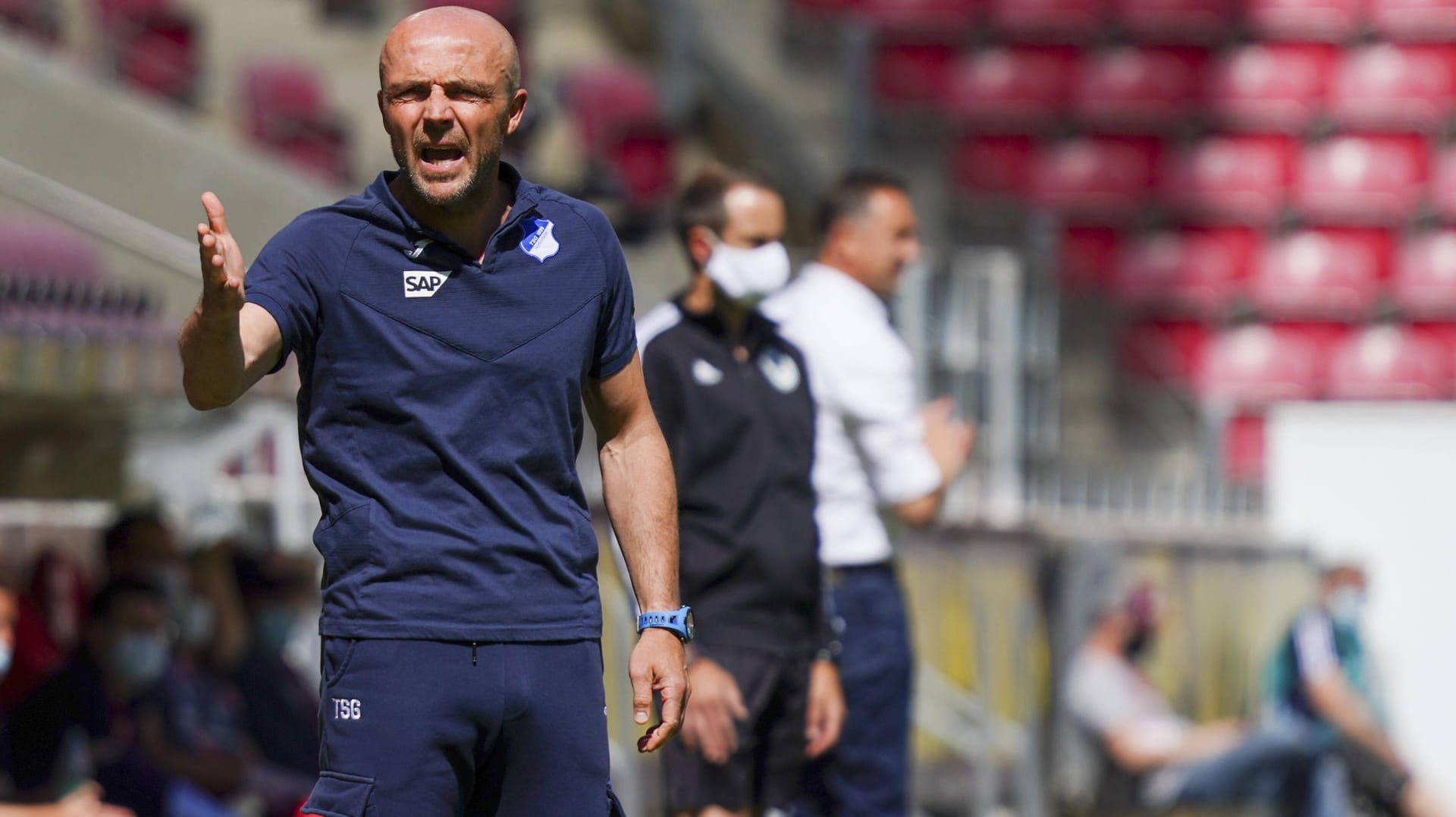 Die TSG Hoffenheim hat ihren Trainer Alfred Schreuder freigestellt.