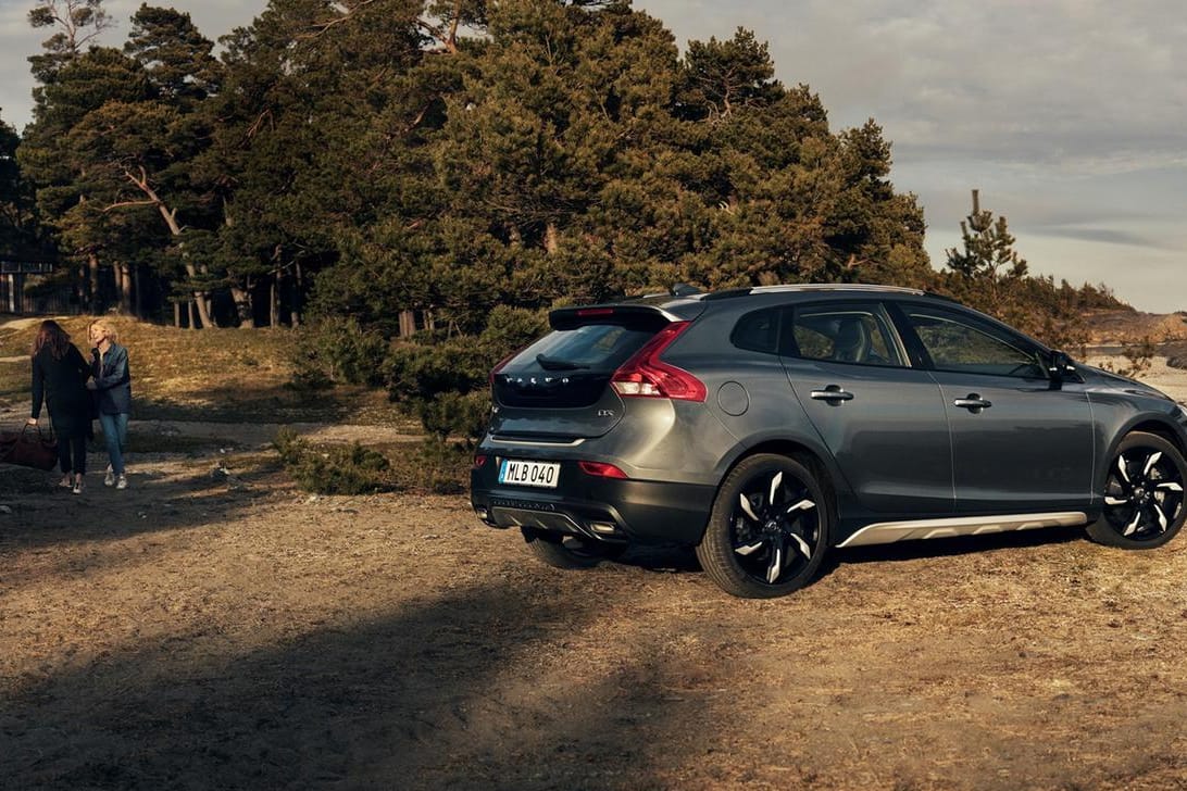 Volvo: Als Cross Country mimt der V40 den Geländegänger, ist aber immerhin auch mit Allradantrieb zu bekommen.