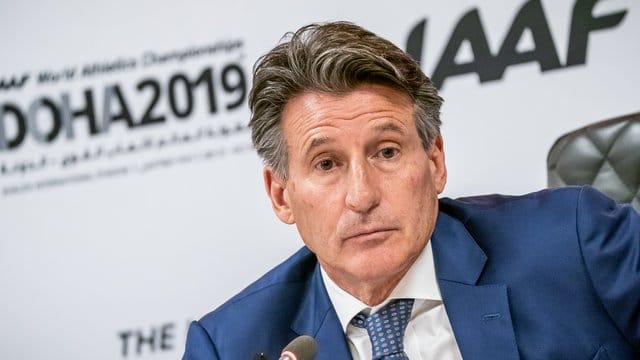 An die Ausrichtung der ins kommende Jahr verschobenen Olympischen Spiele glaubt Sebastian Coe fest.