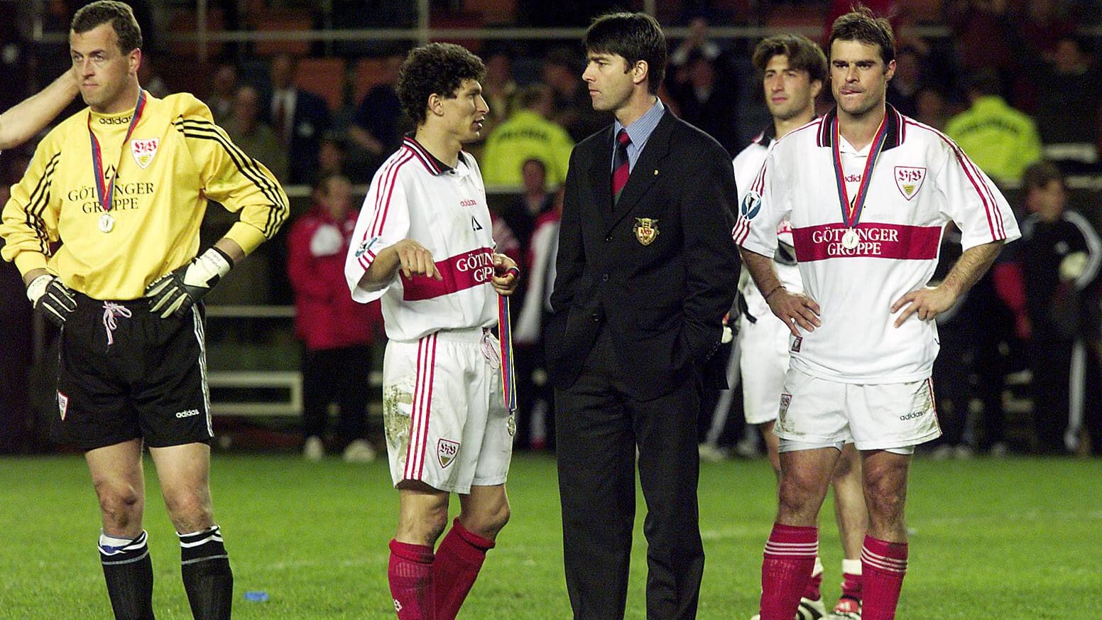 Jogi Löw im Kreise seiner Mannschaft, 1998: Nach dem Spiel wird einer seiner Spieler mit schweren Blutungen ins Krankenhaus gebracht.