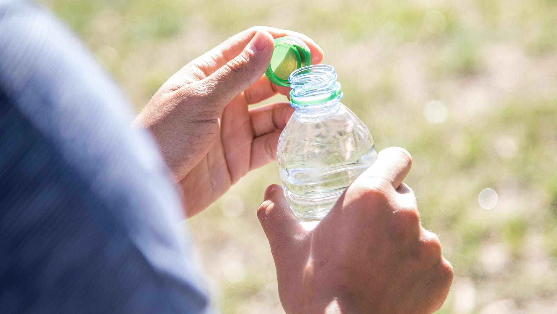 Blasengesundheit: Gerade wenn im Sommer der Schweiß rinnt, sollte man über den Tag verteilt genug trinken.