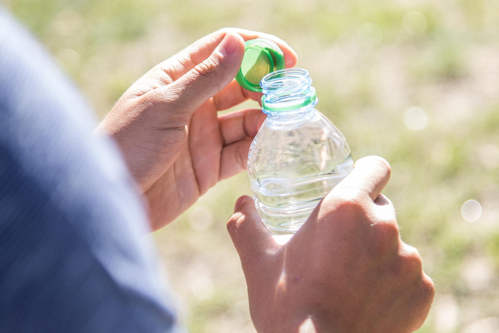 Blasengesundheit: Gerade wenn im Sommer der Schweiß rinnt, sollte man über den Tag verteilt genug trinken.