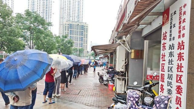 Schlangestehen für einen Corona-Test in Wuhan (Mitte Mai).