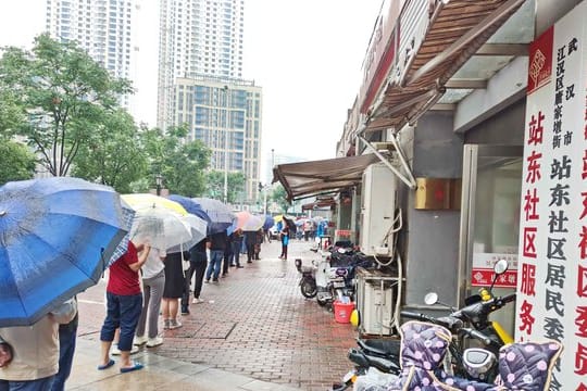 Schlangestehen für einen Corona-Test in Wuhan (Mitte Mai).