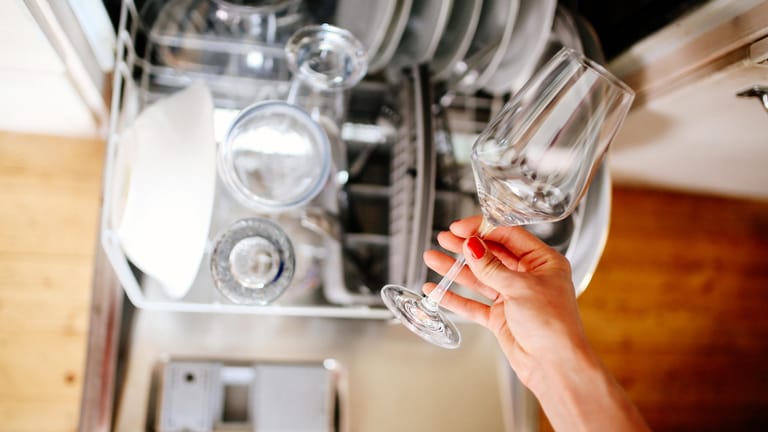 Spülmaschine: Zu kalkhaltiges Wasser sorgt für unschöne Ablagerungen an Gläsern und Geschirr.